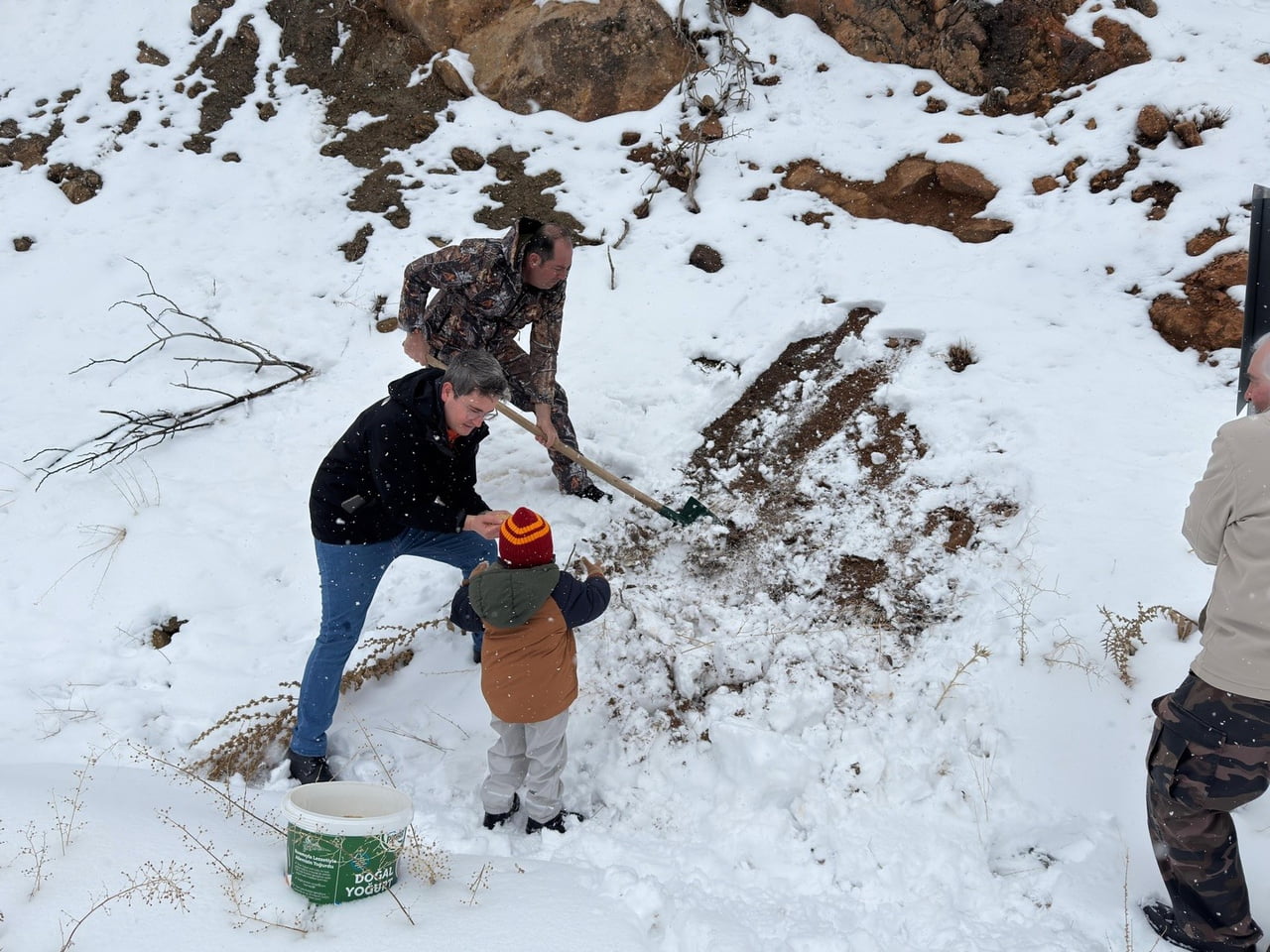 KEMALİYE’DE YABAN HAYVANLARI İÇİN YEMLEME FAALİYETİ GERÇEKLEŞTİRİLDİ