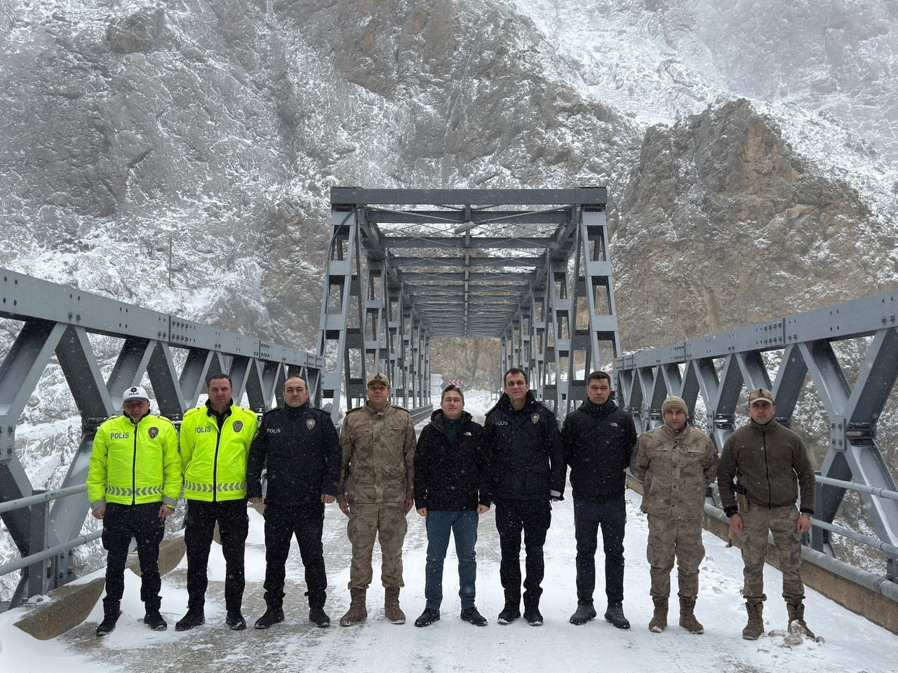KEMALİYE İLÇESİNDE ETKİLİ OLAN YOĞUN KAR YAĞIŞI VE BUZLANMA NEDENİYLE ULAŞIM GÜVENLİĞİNİ TEHDİT...
