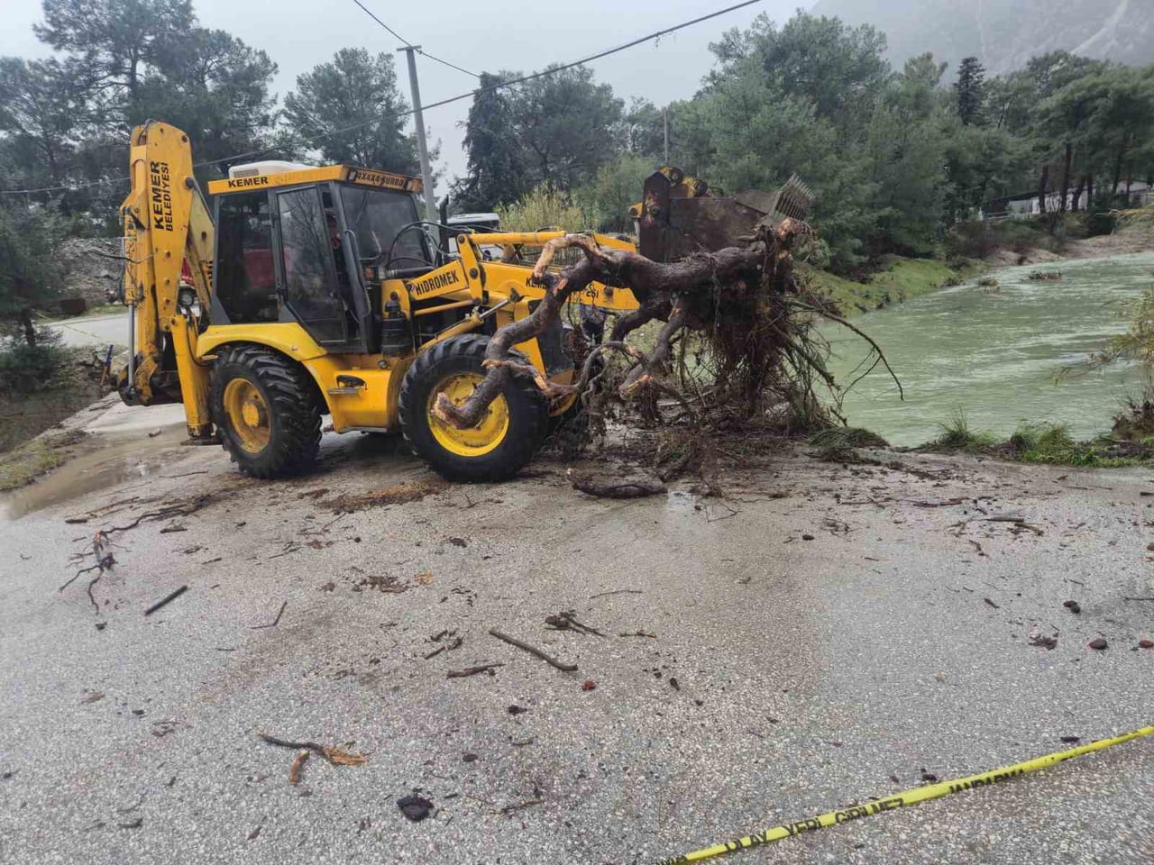 KEMER BELEDİYE EKİPLERİ, BELDİBİ MAHALLESİ’NDE ŞİDDETLİ SAĞANAK NEDENİYLE DAĞLIK ALANDAN KOPARAK...