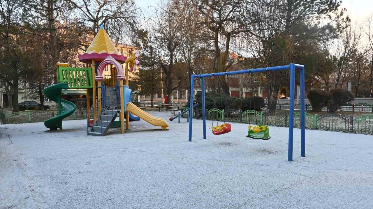 KENTİN YÜKSEK KESİMLERİNDE HAFİF KAR YAĞIŞI VE DONDURUCU SOĞUK HAKİM OLUYOR.