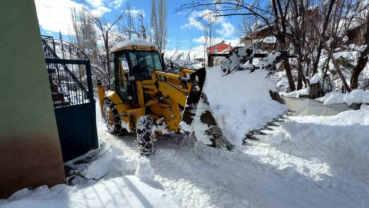 KEPÇE OPERATÖRÜ OLAN KÖY MUHTARI, DEVLETE YÜK OLMAMAK İÇİN KARDAN KAPANAN KÖYÜNÜN YOLLARINI...