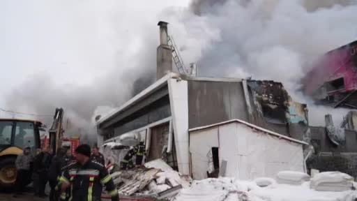 Kepçeyle duvar yıkıldı, yangında mahsur kalanlar kurtarıldı: Can pazarı kamerada