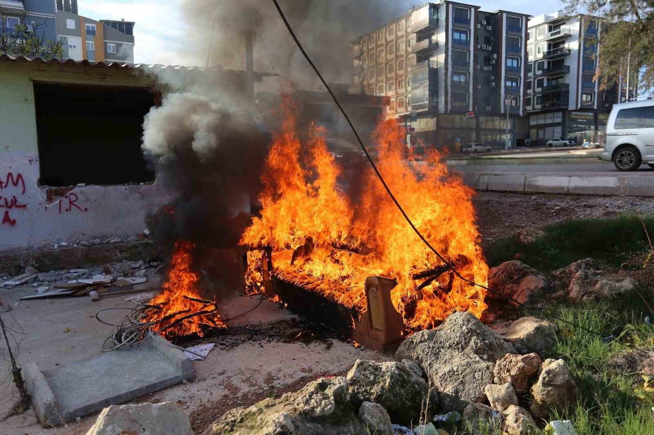 KEPEZ BELEDİYESİ ZABITA EKİPLERİ, İÇİNDEKİ DEMİR VE BAKIR MALZEMELERİ AYRIŞTIRMAK AMACIYLA ESKİ EV...