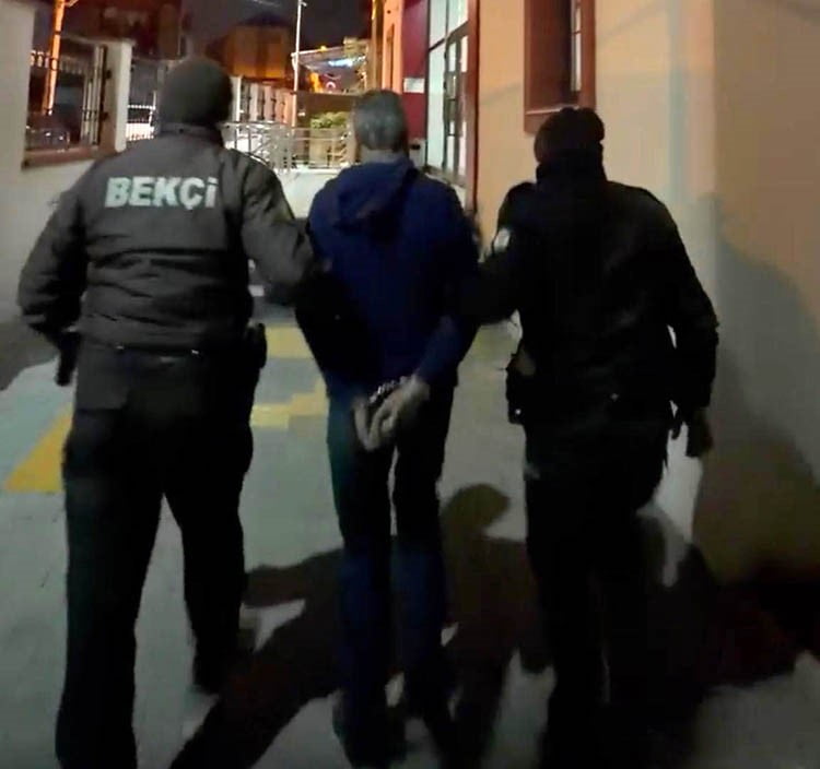 KESİNLEŞMİŞ 20 YIL HAPİS CEZASI BULUNAN ŞAHIS, ÇARŞI VE MAHALLE BEKÇİLERİ TARAFINDAN...