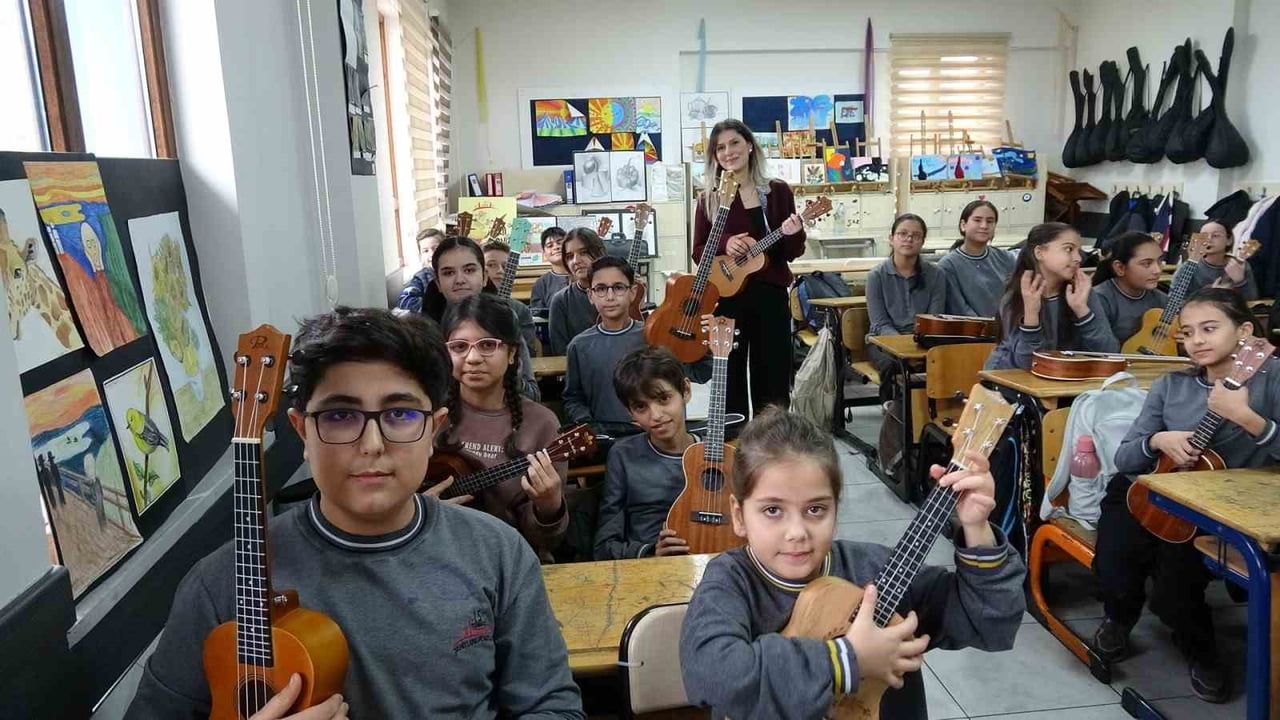 KİLİS'TE ORTAOKULDA TÜM ÖĞRENCİLERİN ENSTRÜMAN ÇALDIĞI SINIF, UKULELE PERFORMANSLARIYLA SOSYAL...