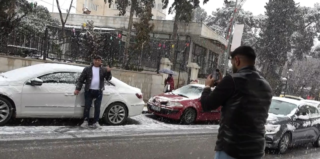 KİLİS’E YAĞAN KAR KENTTE GÖRSEL ŞÖLEN OLUŞTURDU