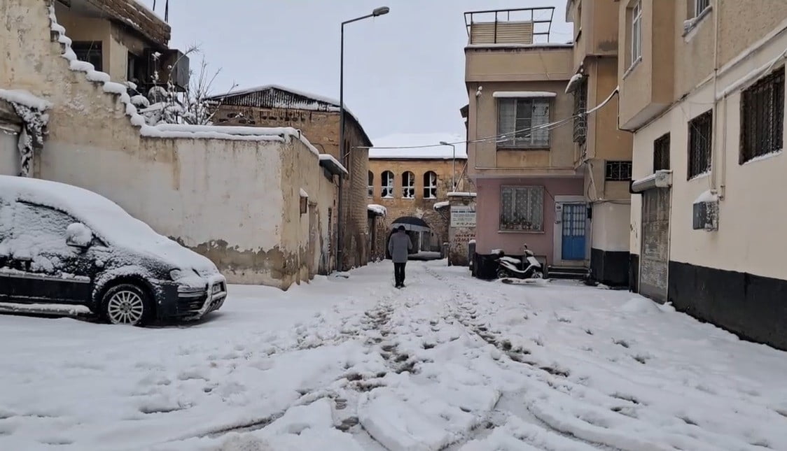 KİLİS’TE KAR YAĞIŞI KENT GENELİNDE ETKİLİ OLUYOR