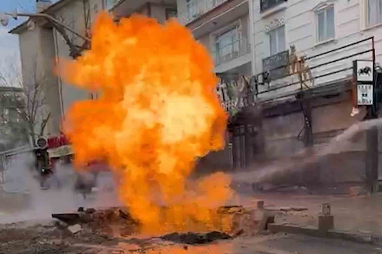 KIRIKKALE'DE BULVAR ÜZERİNDE İŞ MAKİNASIYLA YÜRÜTÜLEN KAZI ÇALIŞMASI SIRASINDA DOĞAL GAZ BORUSU...