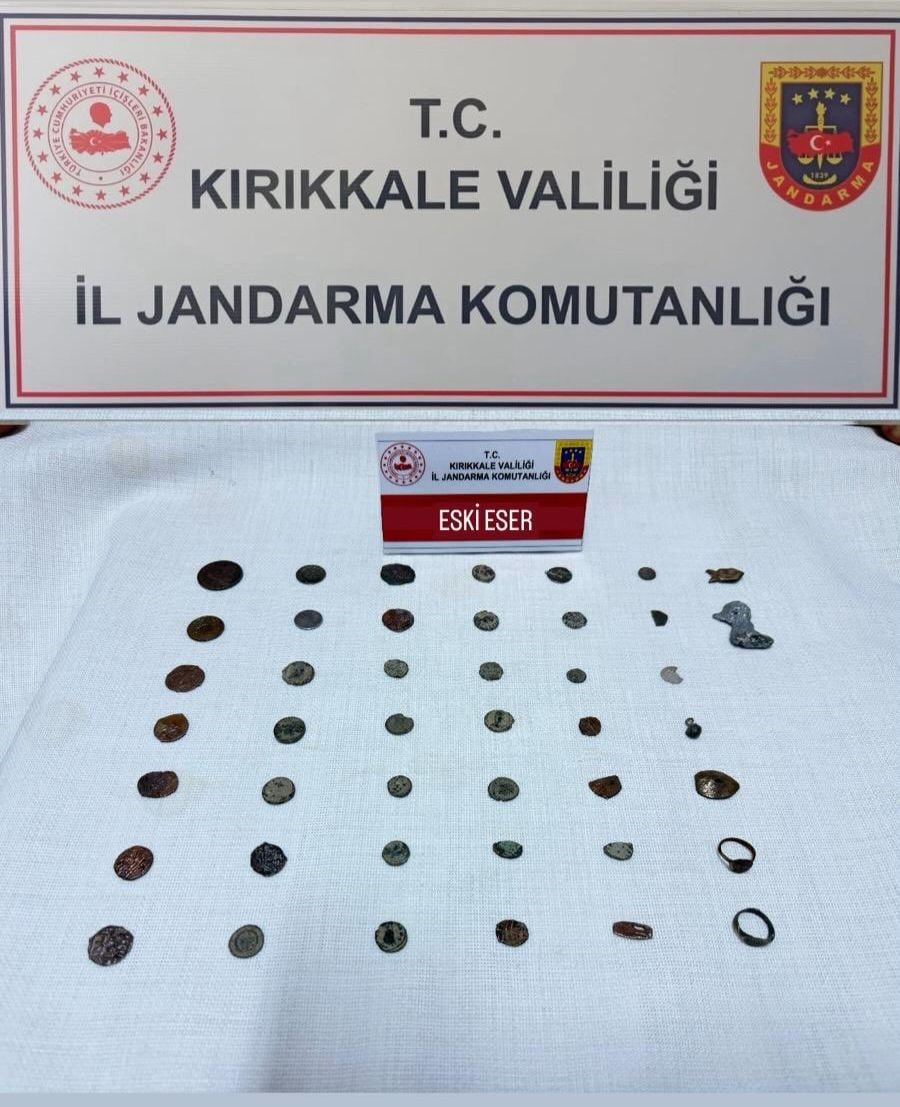 KIRIKKALE'DE JANDARMA EKİPLERİNCE ŞÜPHE ÜZERİNE DURDURULAN ARAÇTA YAPILAN ARAMADA, TARİHİ ESER...