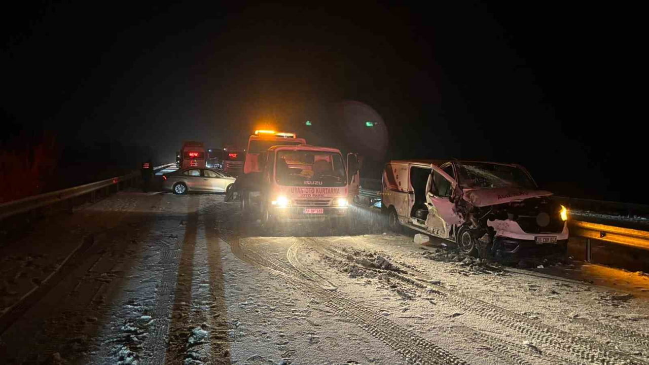 KIRIKKALE'DE KAR YAĞIŞI NEDENİYLE MEYDANA GELEN ZİNCİRLEME TRAFİK KAZASINDA 1 KİŞİ...