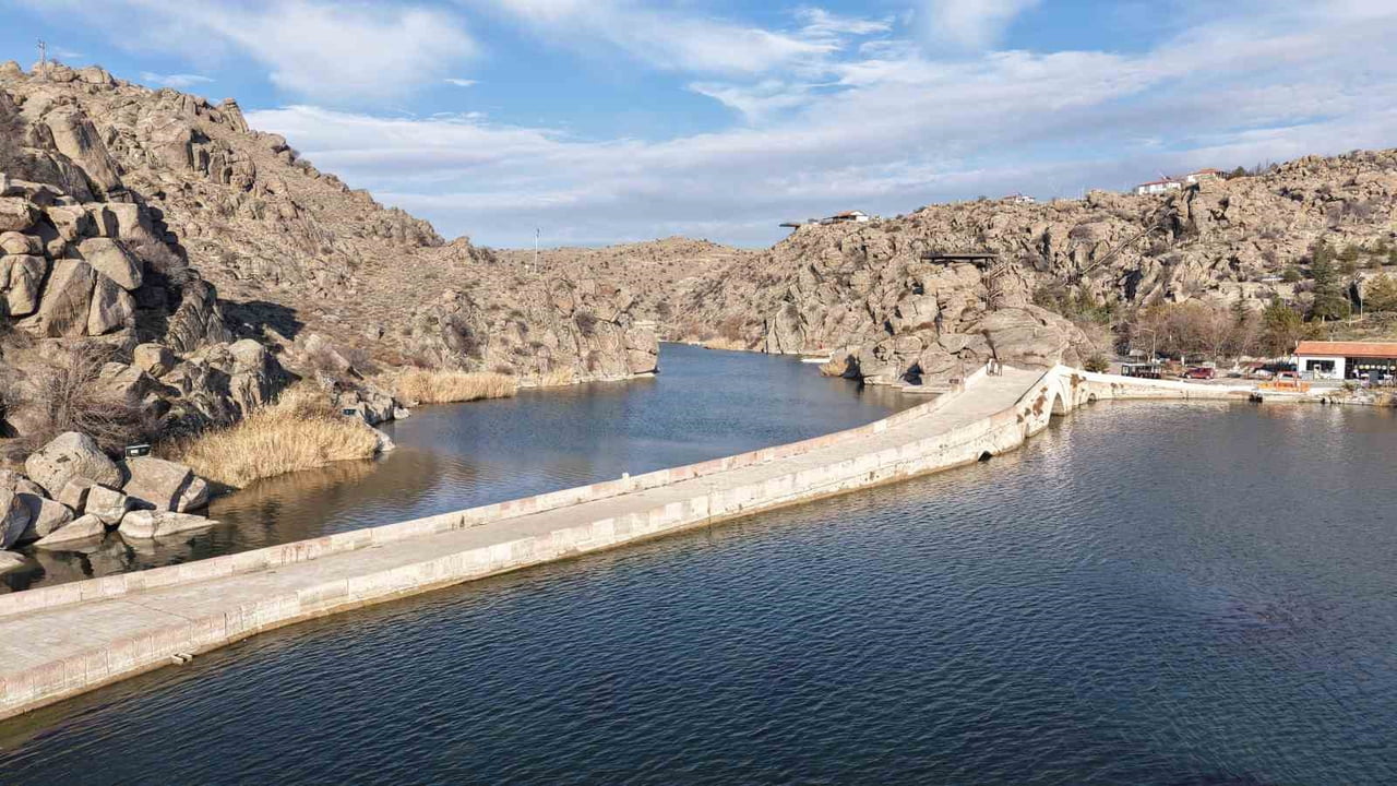 KIRIKKALE’DE, ANADOLU SELÇUKLU DÖNEMİNİN ÖNEMLİ ESERLERİNDEN ÇEŞNİGİR KÖPRÜSÜ İLE ÇEVRESİNDEKİ...