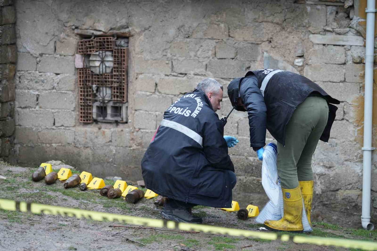 KIRIKKALE’DE ÇOCUKLARIN BAHÇEDE ASKERİ MÜHİMMATLA OYNADIĞINI FARK EDEN POLİS EKİPLERİ, OLAY YERİNE...