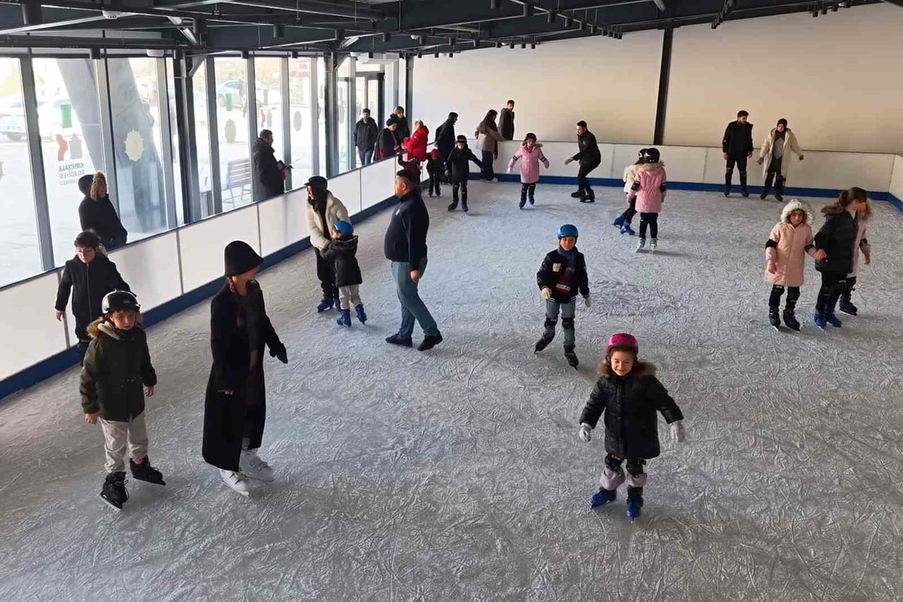 KIRIKKALE’DE SÖMESTİR TATİLİNDE KARNESİNİ GETİREN ÇOCUKLAR, ÜCRETSİZ BUZ PİSTİNDE PATEN KAYMANIN...