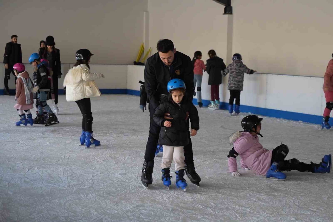 KIRIKKALE’DE SÖMESTİR TATİLİNDE KARNESİNİ GETİREN ÇOCUKLAR, ÜCRETSİZ BUZ PİSTİNDE PATEN KAYMANIN...