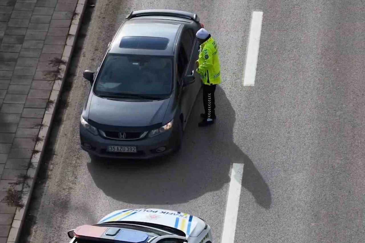 KIRIKKALE’DE YAPILAN TRAFİK DENETİMİNDE, UYGULAMADAN KAÇMAK İSTEYEN BİR SÜRÜCÜ DRONLA TESPİT...
