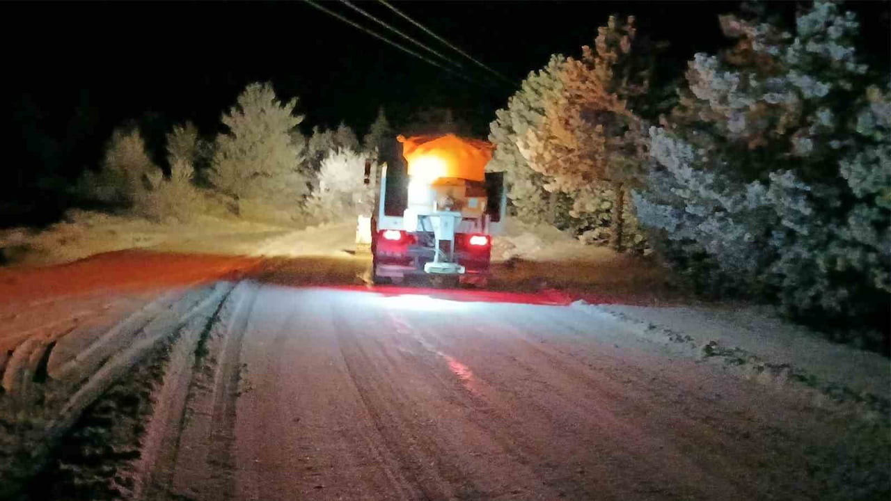 KIRIKKALE’NİN YÜKSEK KESİMLERİNDE ETKİLİ OLAN KAR YAĞIŞININ ARDINDAN, ULAŞIMDA OLUMSUZLUK...