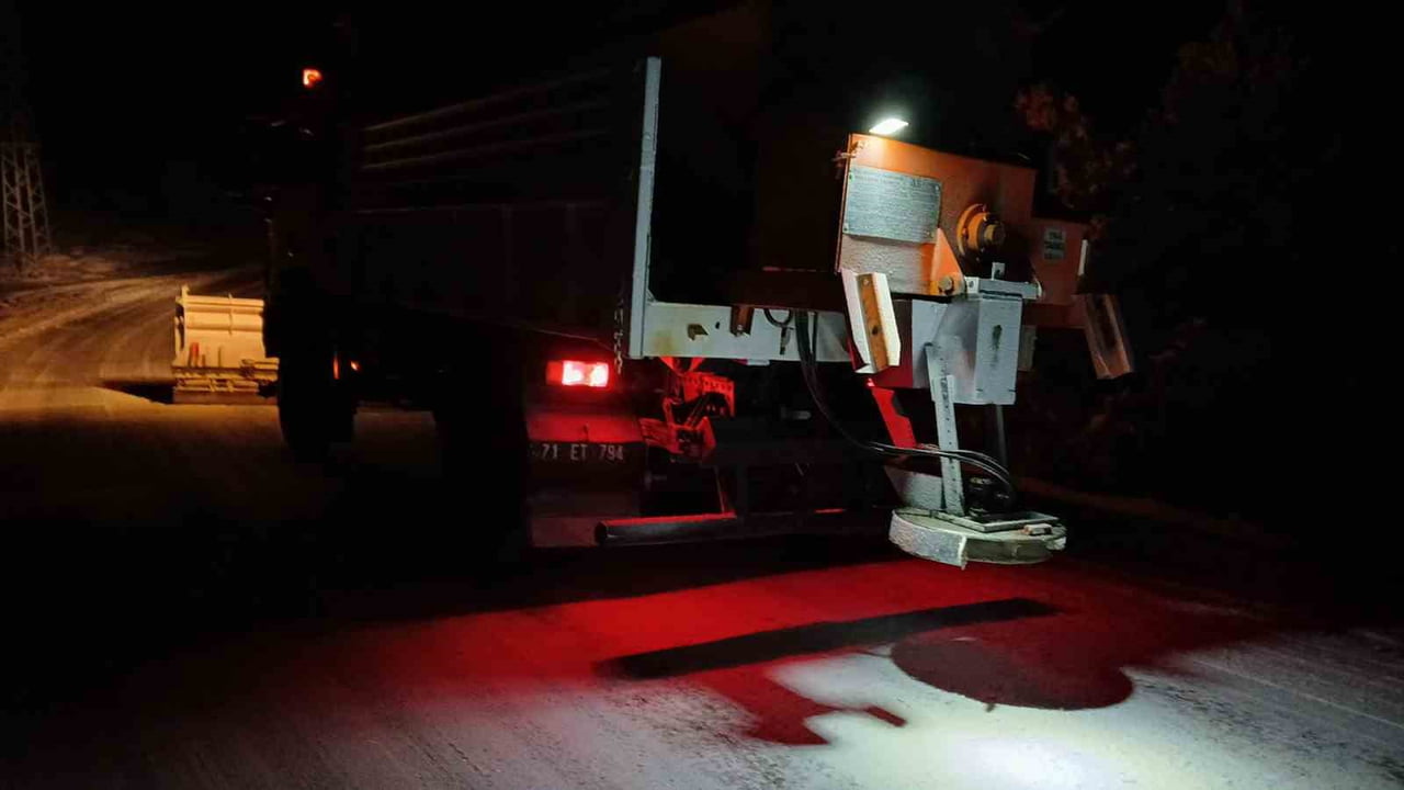 KIRIKKALE’NİN YÜKSEK KESİMLERİNDE ETKİLİ OLAN KAR YAĞIŞININ ARDINDAN, ULAŞIMDA OLUMSUZLUK...