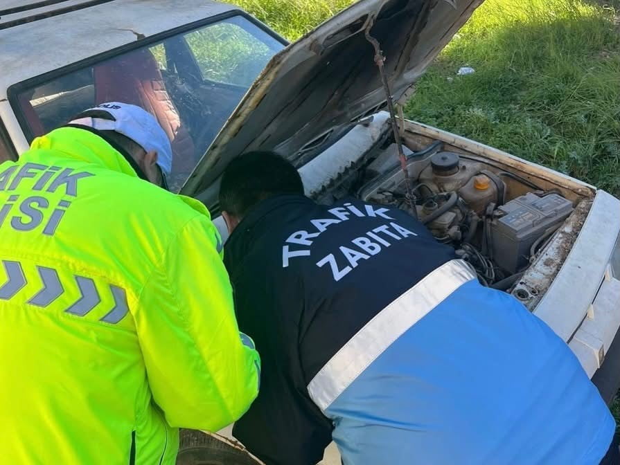 KIRKLARELİ'NDE ÇEVRE KİRLİLİĞİNE VE GÖRÜNTÜ KİRLİLİĞİNE SEBEP OLAN ATIL DURUMDAKİ PARK EDİLMİŞ...