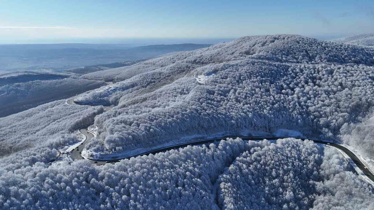KIRKLARELİ'NDE ISTRANCA DAĞLARI'NIN YÜKSEK KESİMLERİ, KAR YAĞIŞI SONRASI BEYAZ ÖRTÜYLE KAPLANDI....