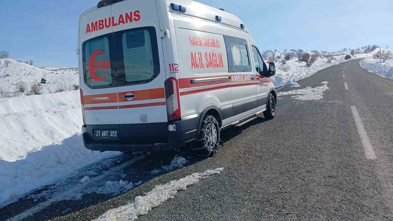 KIRSAL KÖYLERDEKİ HASTALARA ULAŞMAK AMACIYLA GÖREV YAPAN BİR AMBULANS, KIRSAL KONUKLU MAHALLESİ...