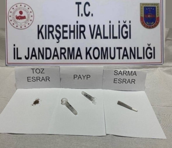 KIRŞEHİR'DE JANDARMA EKİPLERİ OTOMOBİL İÇERİSİNDE UYUŞTURUCU MADDE ELE GEÇİRDİ.