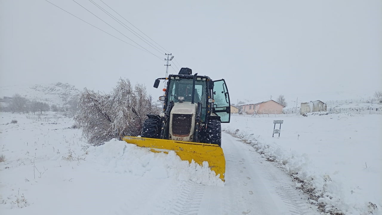 KIRŞEHİR'DE KAPALI KÖY YOLU BULUNMADIĞI BİLDİRİLDİ. İL ÖZEL İDARESİ EKİPLERİ, KENT GENELİNDE...