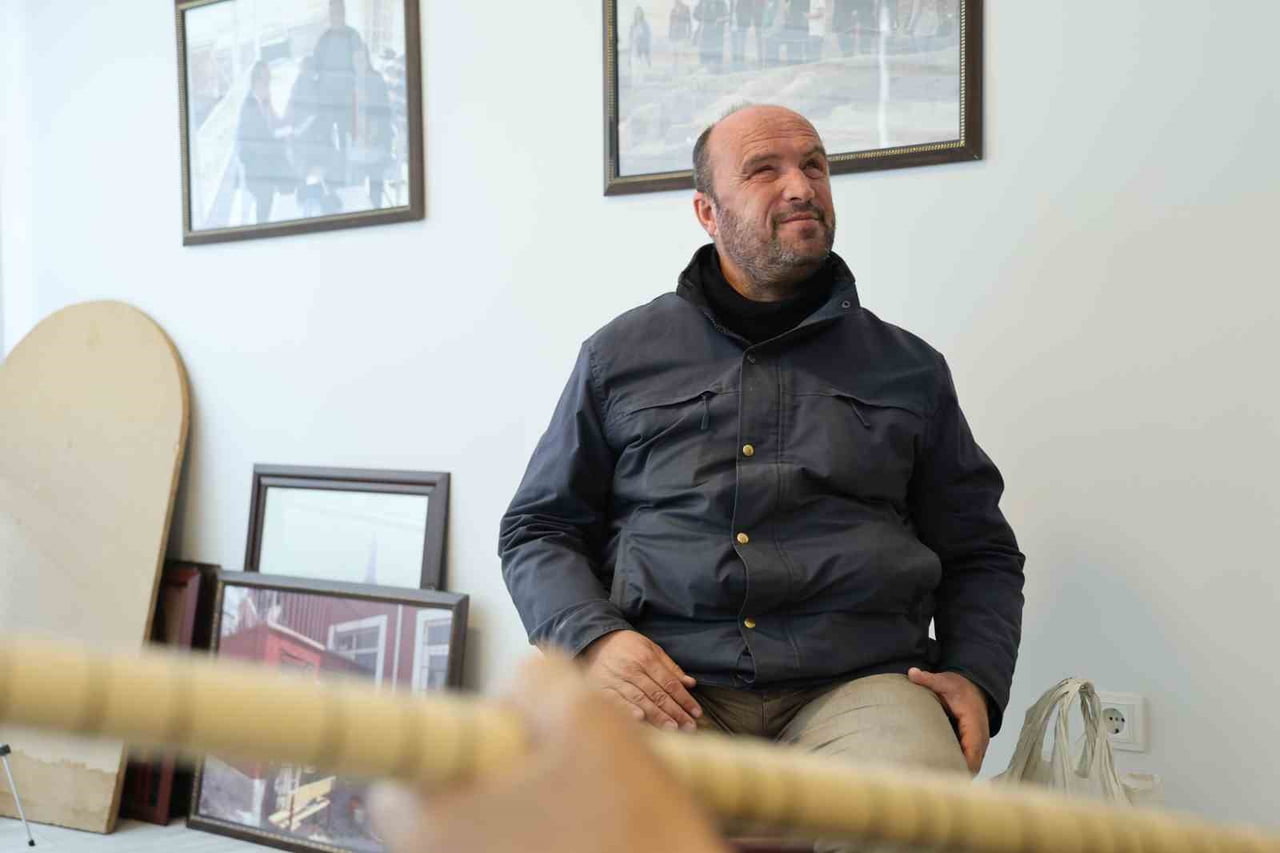 KIRŞEHİR’DE ÇOCUK YAŞTA GEÇİRDİĞİ BİR RAHATSIZLIK SONUCU GÖRME ENGELLİ KALAN SAMİ COŞKUN, MÜZİKLE...