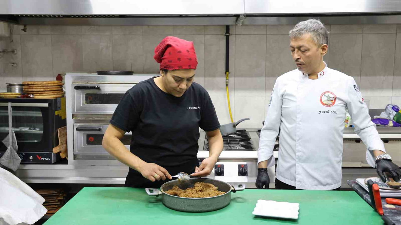 KIRŞEHİR’DE HAVALARIN SOĞUMASIYLA BİRLİKTE KENTİN KÜLTÜREL LEZZETLERİNDEN BİRİ OLAN AHİ HELVASI...