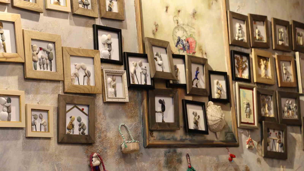 KIRŞEHİR’DE TAŞ SÜSLEME SANATIYLA YAŞAM DÖNGÜLERİ VE MESLEK TASVİRLERİ YAPAN MİNE KİPER, KENTTE BU...