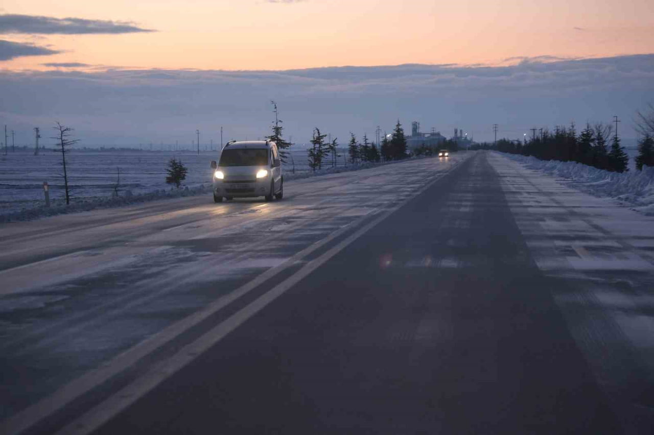 KIŞ AYLARINDA SÜRÜCÜLERİN FARK EDEMEMESİ SONRASI KAZAYA NEDEN OLAN GİZLİ BUZLANMA VE SU...