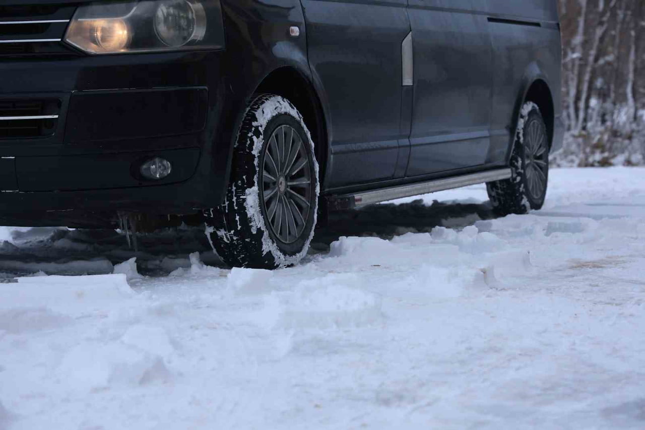 KIŞ AYLARINDA SÜRÜCÜLERİN FARK EDEMEMESİ SONRASI KAZAYA NEDEN OLAN GİZLİ BUZLANMA VE SU...