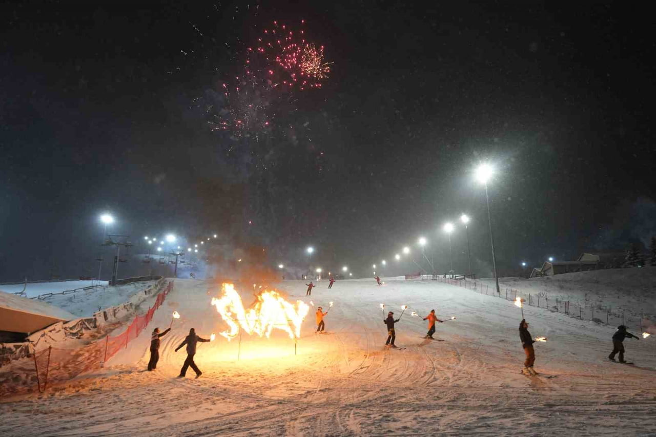 KIŞ TURİZMİNİN GÖZDE MEKANLARINDAN PALANDÖKEN'DE YILBAŞI TATİLİNİ GEÇİREN YERLİ VE YABANCI...