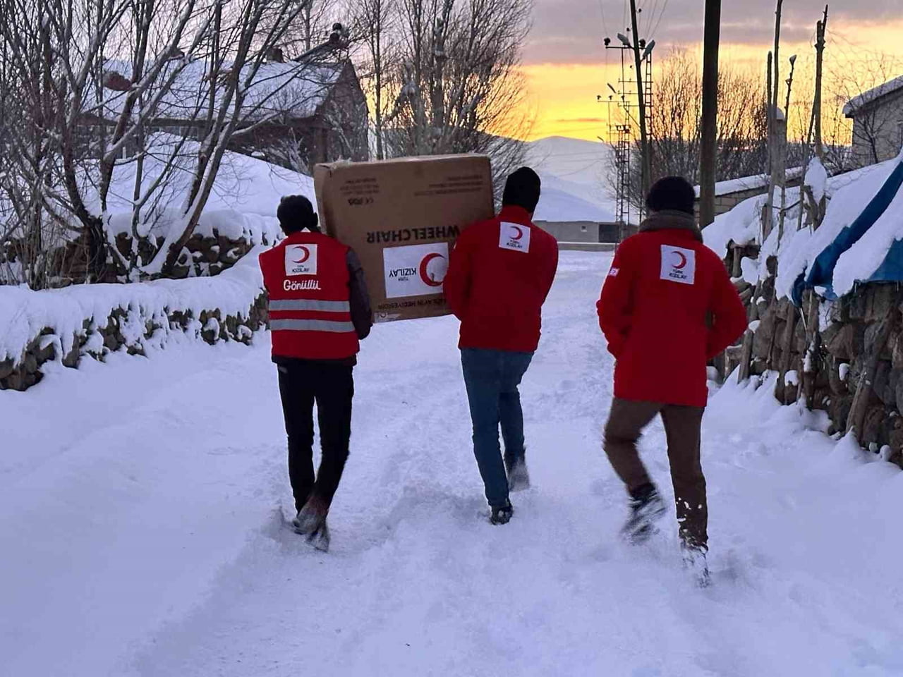 KIZILAY MURADİYE ŞUBESİ, TEKERLEKLİ SANDALYE İHTİYACI BULUNAN ENGELLİ BİREYLERE YÖNELİK...