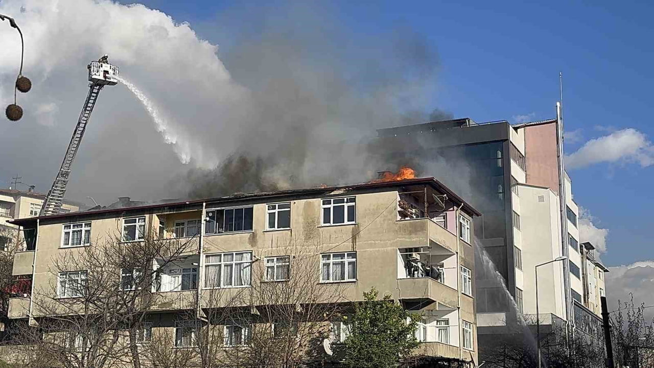 KOCAELİ'DE 4 KATLI BİNANIN ÇATISINDA ONARIM ÇALIŞMASI SIRASINDA ÇATI KAPLAMA MALZEMESİ MEMBRANIN...