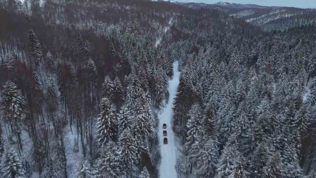 KOCAELİ'NİN BAŞİSKELE İLÇESİNDE BULUNAN İNÖNÜ YAYLASI, YOĞUN KAR YAĞIŞIYLA BEYAZA BÜRÜNÜRKEN, KAR...