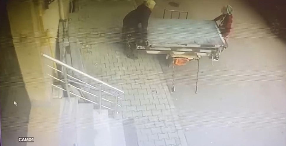 KOCAELİ'NİN GEBZE İLÇESİNDE FIRTINA NEDENİYLE TEHLİKE OLUŞTURDUĞU İÇİN ÇATIDAN SÖKÜLEREK BİNA...