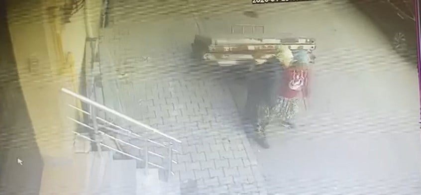 KOCAELİ'NİN GEBZE İLÇESİNDE FIRTINA NEDENİYLE TEHLİKE OLUŞTURDUĞU İÇİN ÇATIDAN SÖKÜLEREK BİNA...