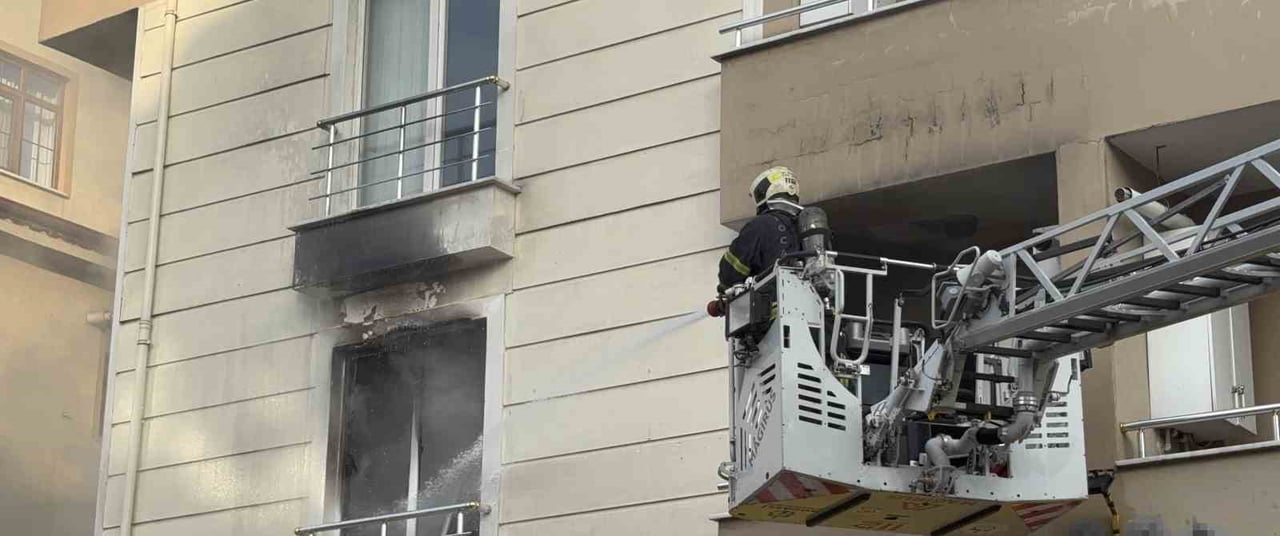 KOCAELİ'NİN İZMİT İLÇESİNDE 4 KATLI APARTMANIN 2'NCİ KATI ALEVLERE TESLİM OLDU. YANGIN İTFAİYENİN...