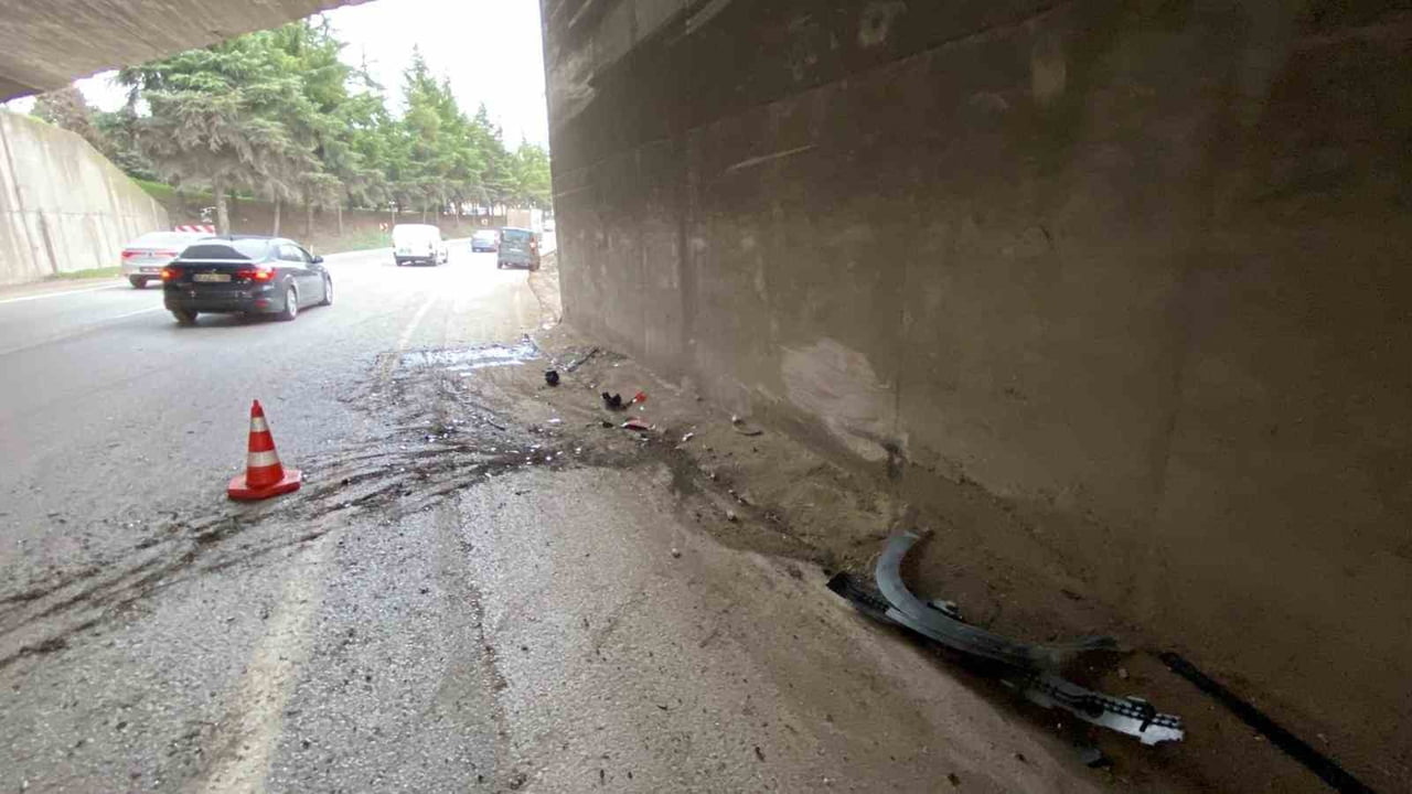 KOCAELİ'NİN İZMİT İLÇESİNDE KONTROLDEN ÇIKARAK KÖPRÜ AYAĞINA VE DUVARA ÇARPAN OTOMOBİLİN SÜRÜCÜSÜ...