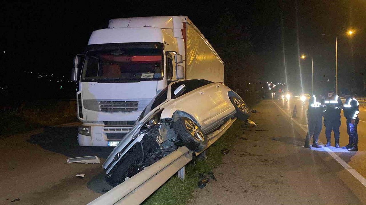 KOCAELİ'NİN KARTEPE İLÇESİNDE KONTROLDEN ÇIKAN OTOMOBİL, BARİYERLERİN ÜZERİNDE 15 METRE...