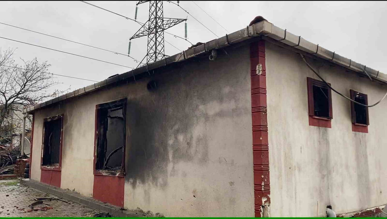 KOCAELİ'NİN KÖRFEZ İLÇESİNDE ETKİLİ OLAN ŞİDDETLİ FIRTINA VE RÜZGAR NEDENİYLE ÇOK SAYIDA EVİN...