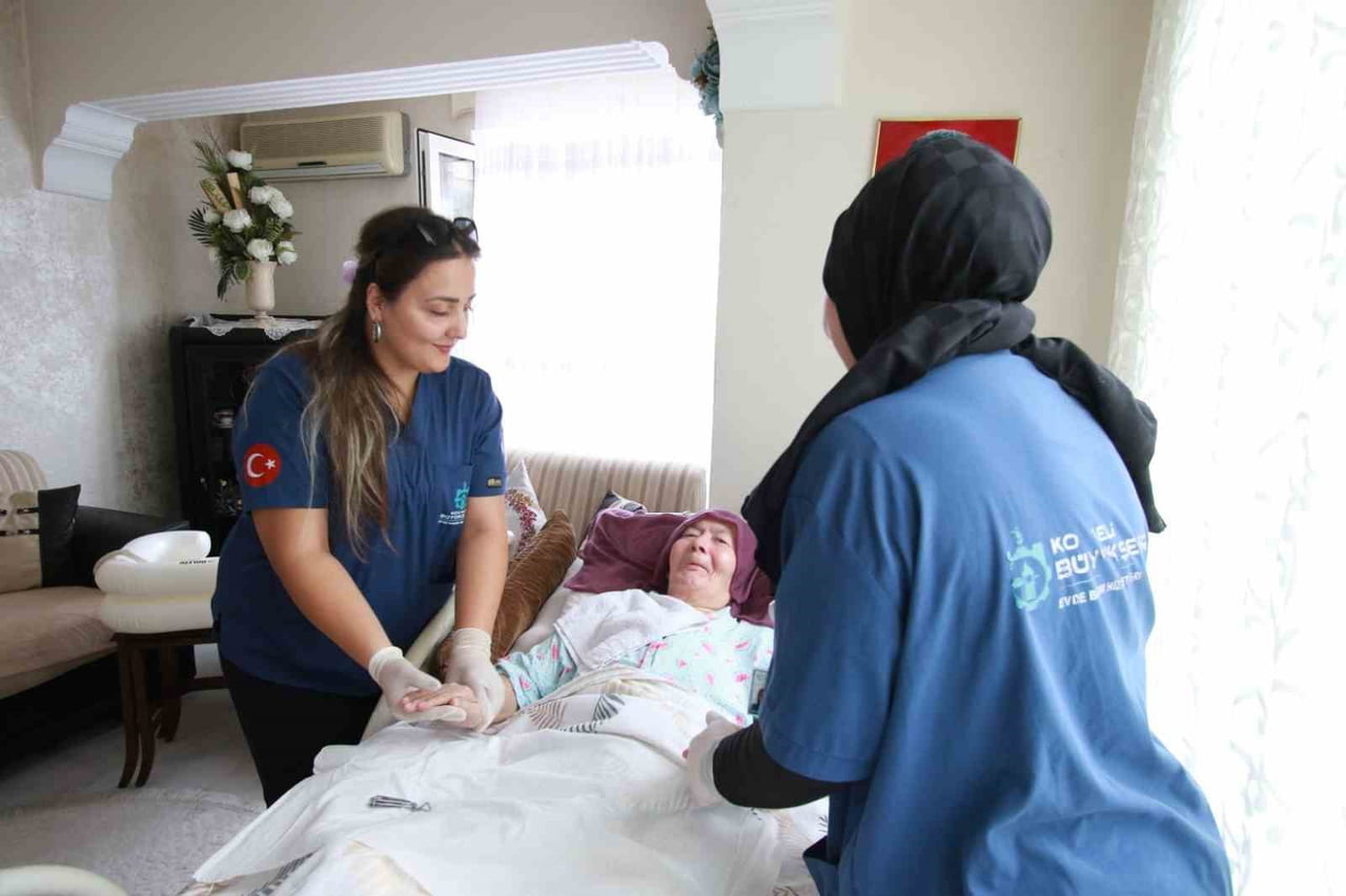 KOCAELİ BÜYÜKŞEHİR BELEDİYESİ, 2025 YILINDA BİN 834 VATANDAŞA EVDE BAKIM HİZMETİ VERDİ.