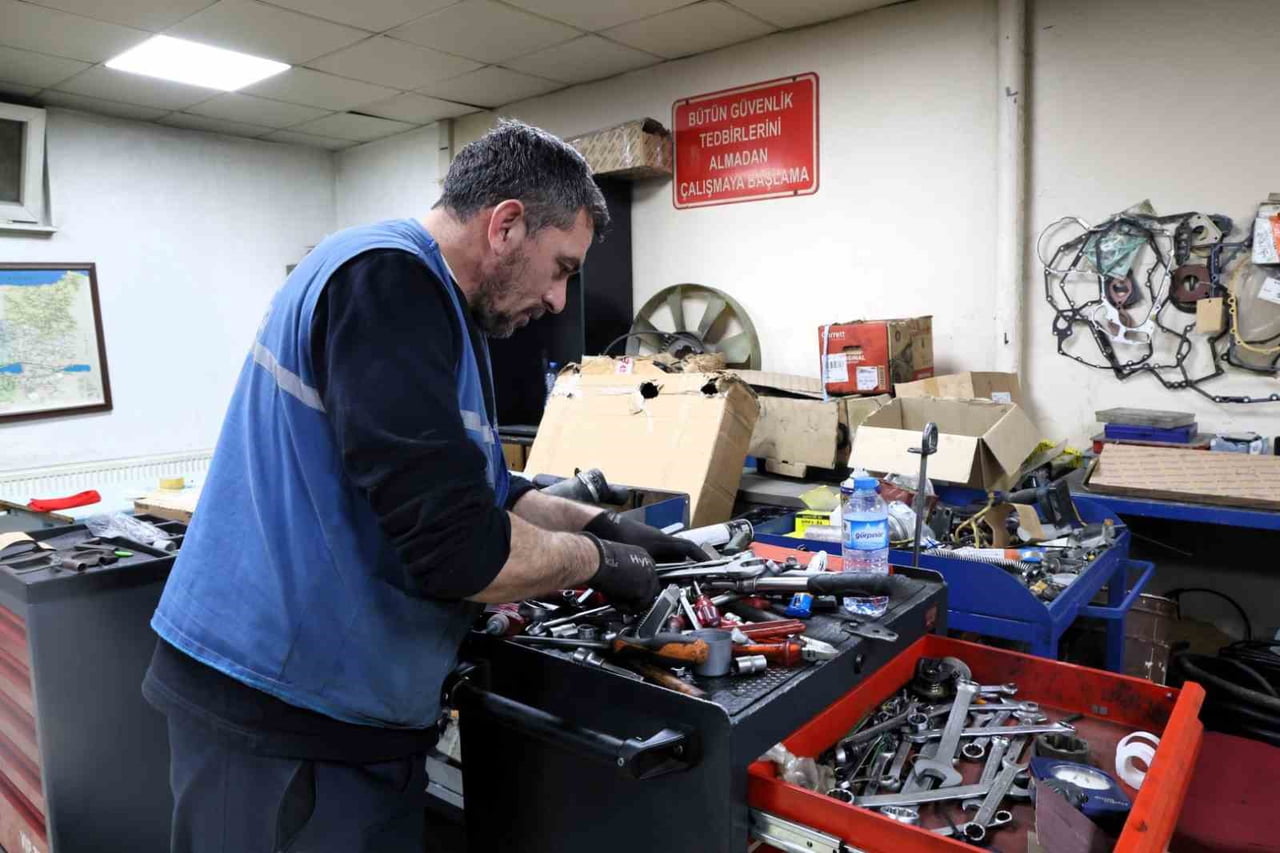 KOCAELİ BÜYÜKŞEHİR BELEDİYESİ, ZORLU KIŞ ŞARTLARINDA KULLANILAN İŞ MAKİNELERİ VE ARAÇLARIN BAKIM...