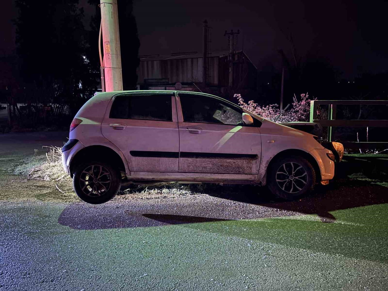 KOCAELİ’DE GÖL ÜSTÜ GEÇİŞ KÖPRÜSÜ KENARINA ÇARPARAK HURDAYA DÖNEN OTOMOBİLİN SÜRÜCÜSÜ KAZANIN...