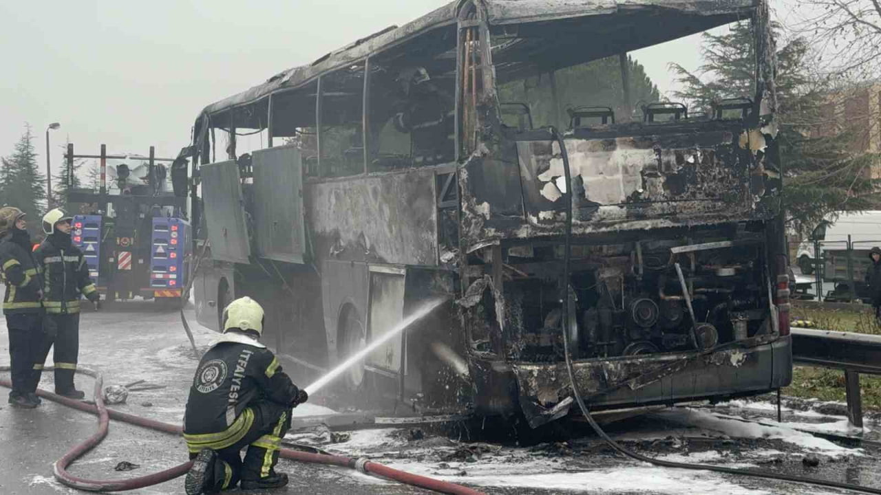 KOCAELİ’DE YOLCUNUN SEYİR HALİNDEYKEN ALDIĞI YANIK KOKUSUNU FARK EDEREK DURUMU GÖREVLİLERE...