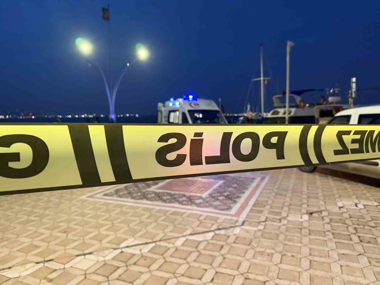 KOCAELİ’NİN BAŞİSKELE İLÇESİ SAHİLİ AÇIKLARINDA, DENİZE AÇILAN BALIKÇILAR SU ÜZERİNDE DALGIÇ...