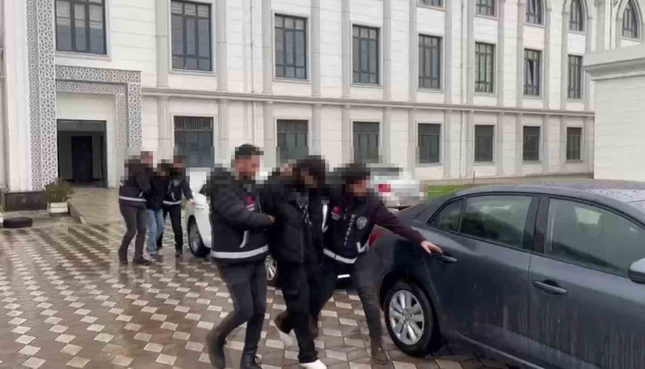 KOCAELİ’NİN GEBZE İLÇESİNDE BİR KEBAPÇI DÜKKANINA, İÇERİDE MÜŞTERİLERİN BULUNDUĞU SIRADA SİLAHLI...