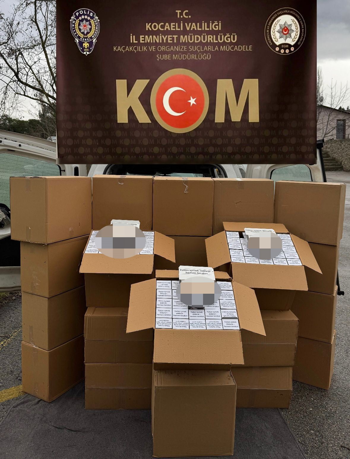 KOCAELİ TEM OTOYOLU'NDA DURDURULAN ARAÇTA YAPILAN ARAMADA 300 BİN DAL BOŞ MAKARON ELE...
