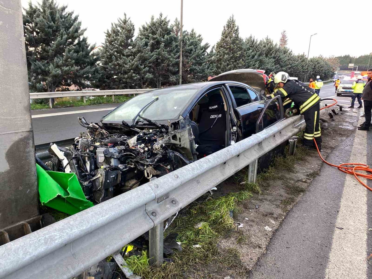 KOCAELİ TEM OTOYOLU'NDA YAKLAŞIK 8 METRE DEMİR BARİYERİ BİÇEN OTOMOBİL, YÖN TABELASINA ÇARPARAK...