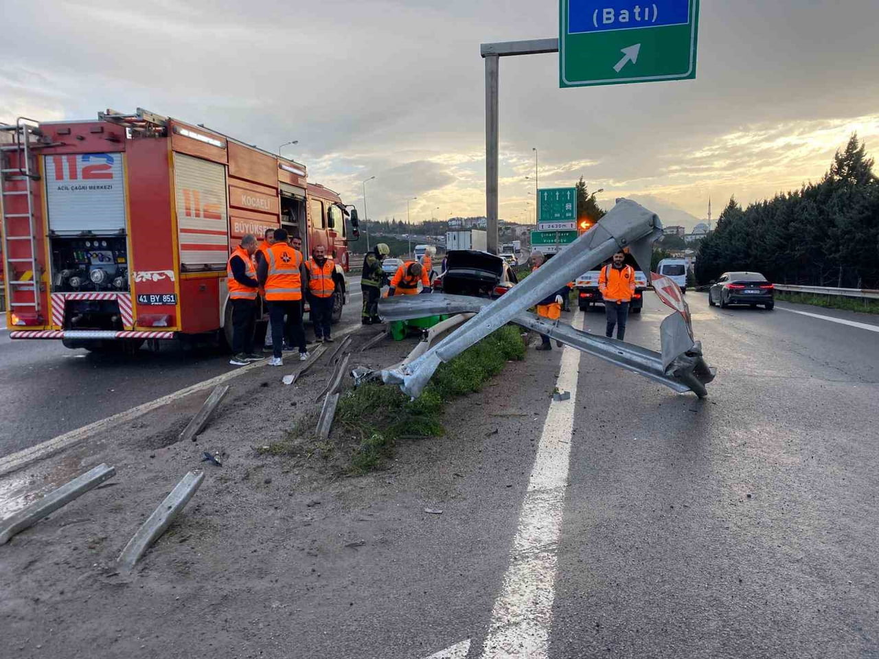 KOCAELİ TEM OTOYOLU'NDA YAKLAŞIK 8 METRE DEMİR BARİYERİ BİÇEN OTOMOBİL, YÖN TABELASINA ÇARPARAK...